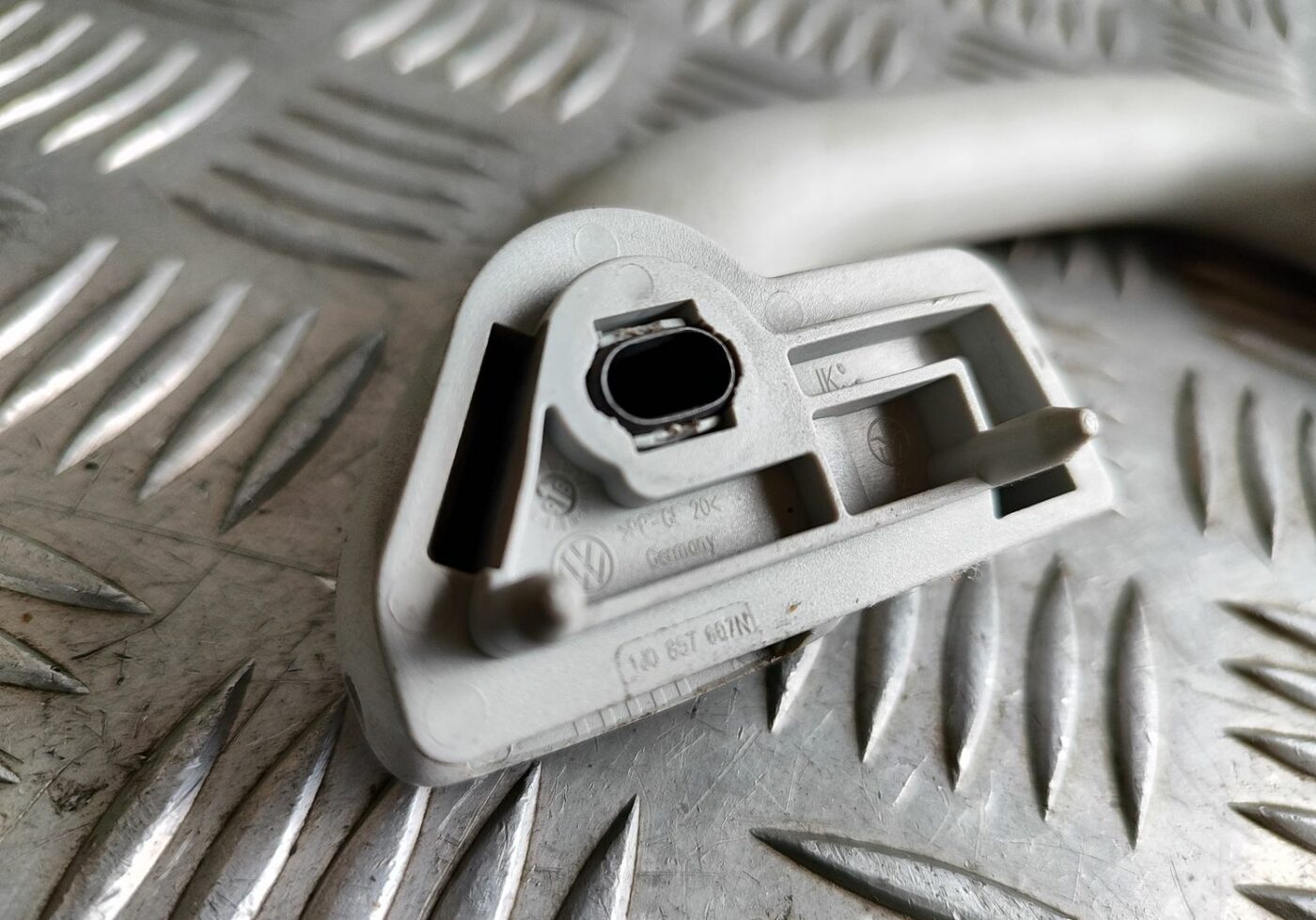 Salona rokturis griestos priekš VW GOLF IV 1999 3 Salona rokturis griestos priekš VW GOLF IV 1999