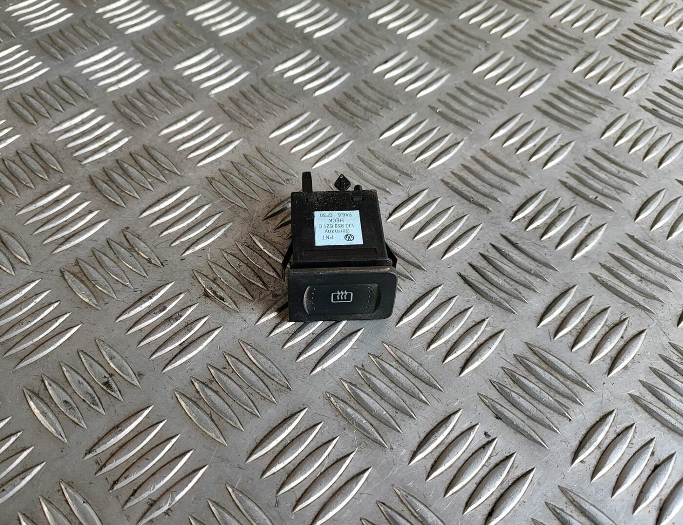 Aizmugurējā stikla apsildes ieslēgšanas poga priekš VW GOLF IV 1999 1 Aizmugurējā stikla apsildes ieslēgšanas poga priekš VW GOLF IV 1999