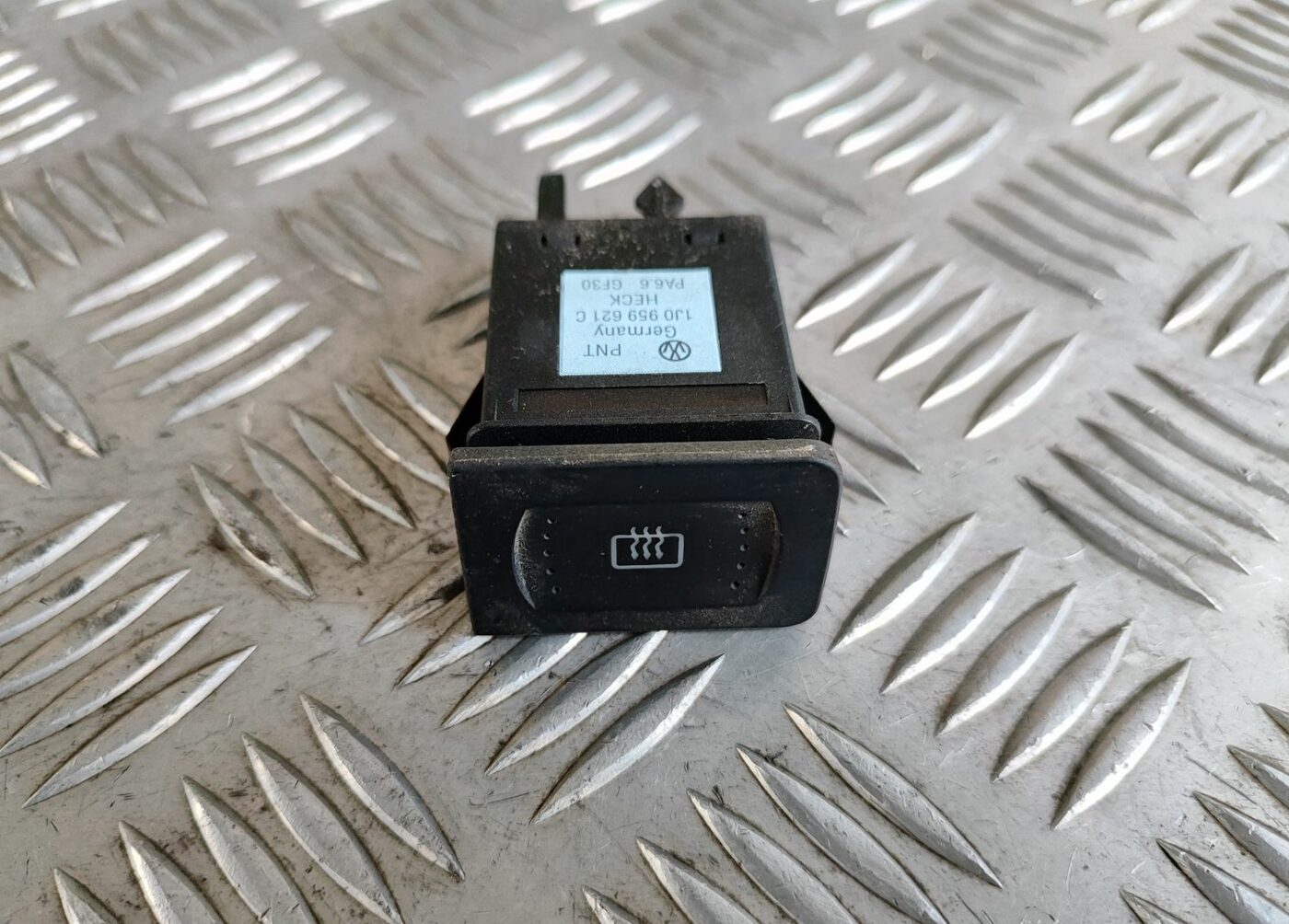 Aizmugurējā stikla apsildes ieslēgšanas poga priekš VW GOLF IV 1999 2 Aizmugurējā stikla apsildes ieslēgšanas poga priekš VW GOLF IV 1999