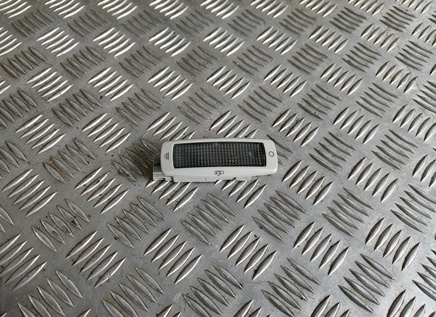 Aizmugurējo sēdvietu apgaismojums priekš VW GOLF IV 1999 1 Aizmugurējo sēdvietu apgaismojums priekš VW GOLF IV 1999