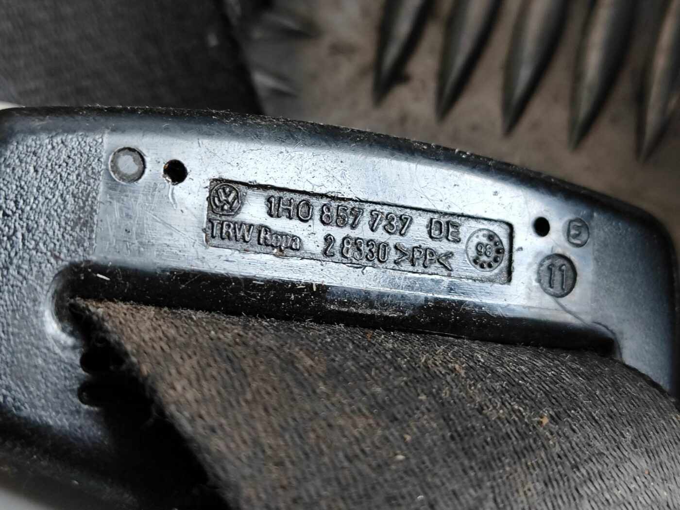 Priekšējā kreisā drošības josta priekš VW GOLF IV 1999 2 Priekšējā kreisā drošības josta priekš VW GOLF IV 1999