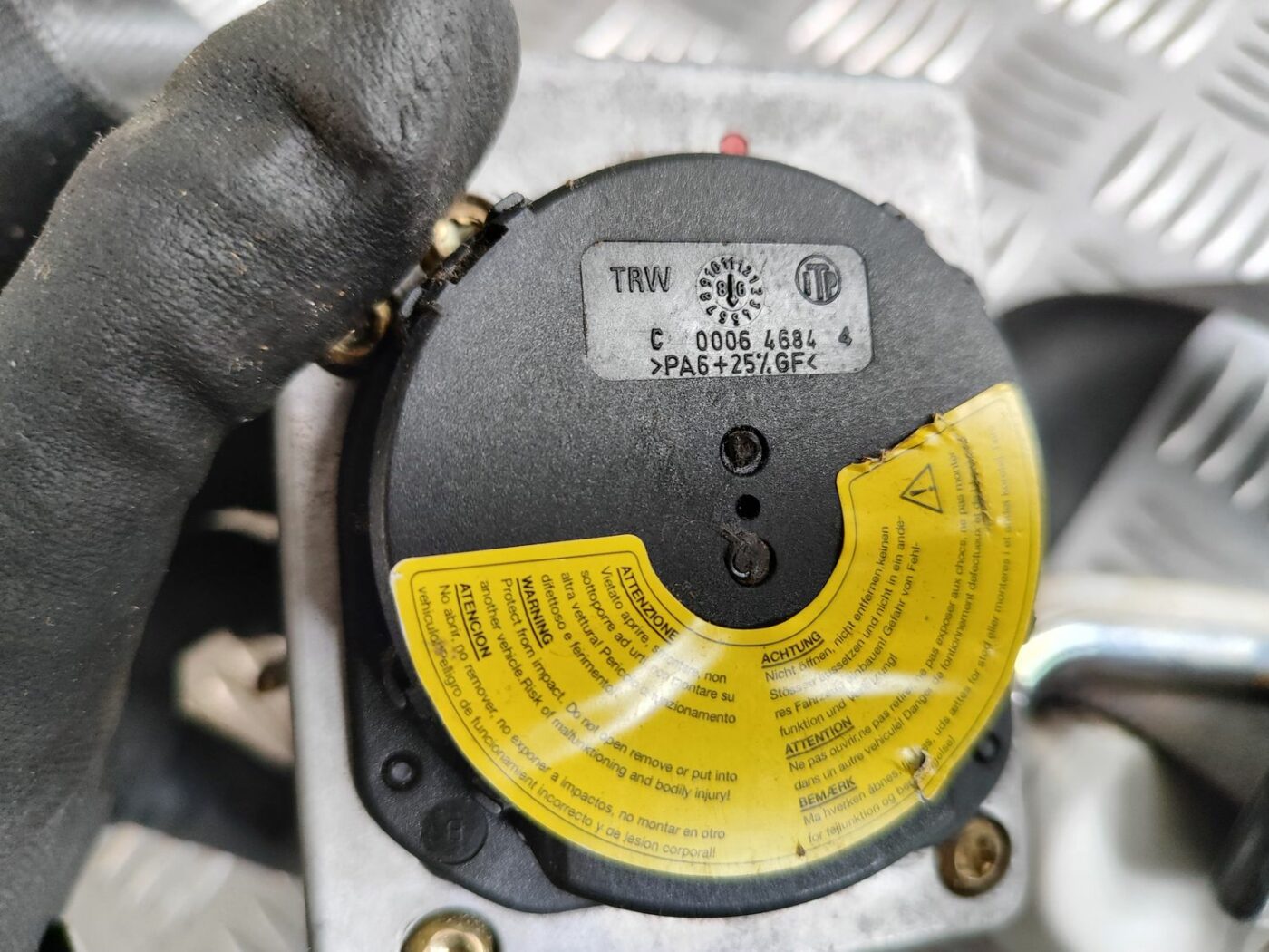 Priekšējā kreisā drošības josta priekš VW GOLF IV 1999 4 Priekšējā kreisā drošības josta priekš VW GOLF IV 1999