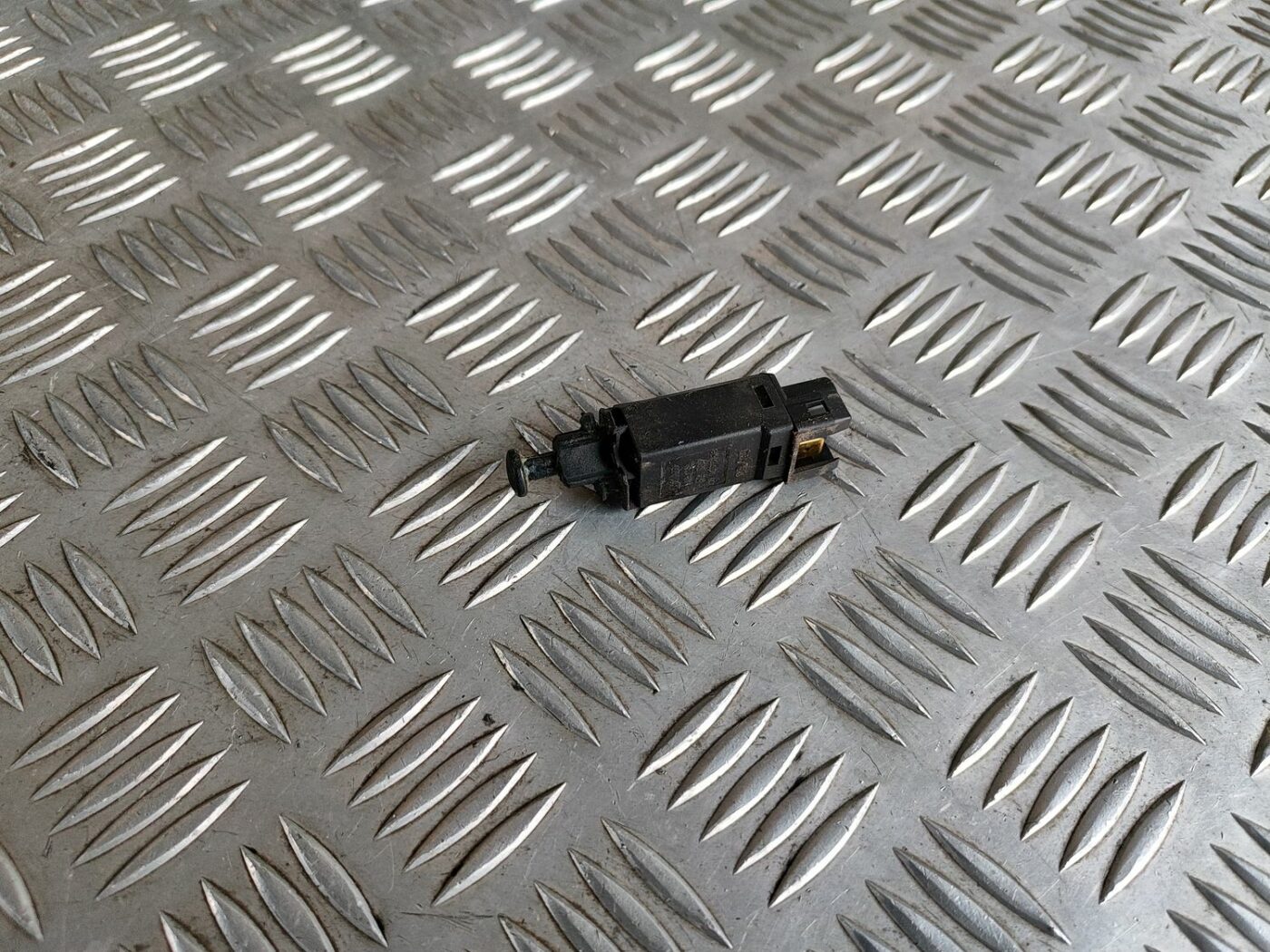 Bremžu signāla slēdzis priekš VW GOLF IV 1999 1 Bremžu signāla slēdzis priekš VW GOLF IV 1999