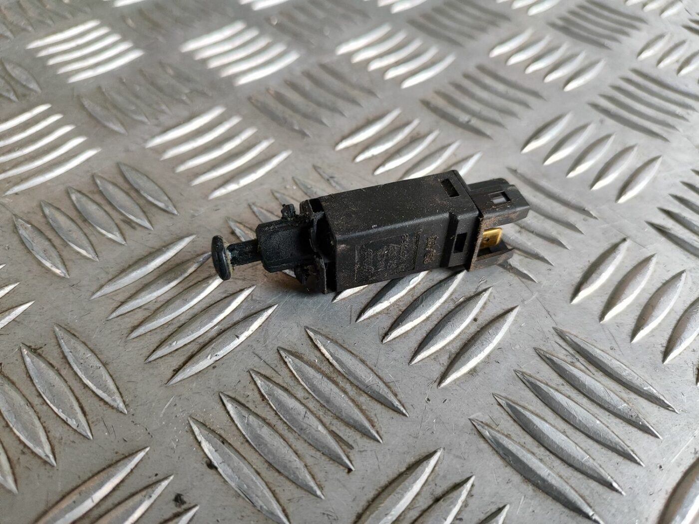 Bremžu signāla slēdzis priekš VW GOLF IV 1999 2 Bremžu signāla slēdzis priekš VW GOLF IV 1999