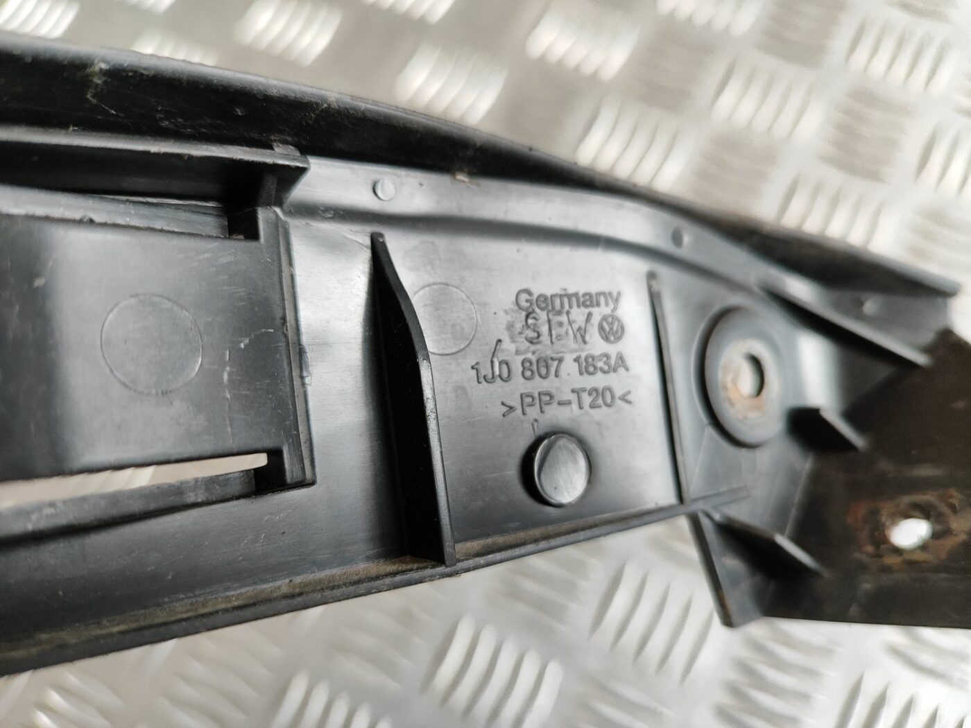 Priekšēja bufera kronšteins priekš VW GOLF IV 1999 4 Priekšēja bufera kronšteins priekš VW GOLF IV 1999