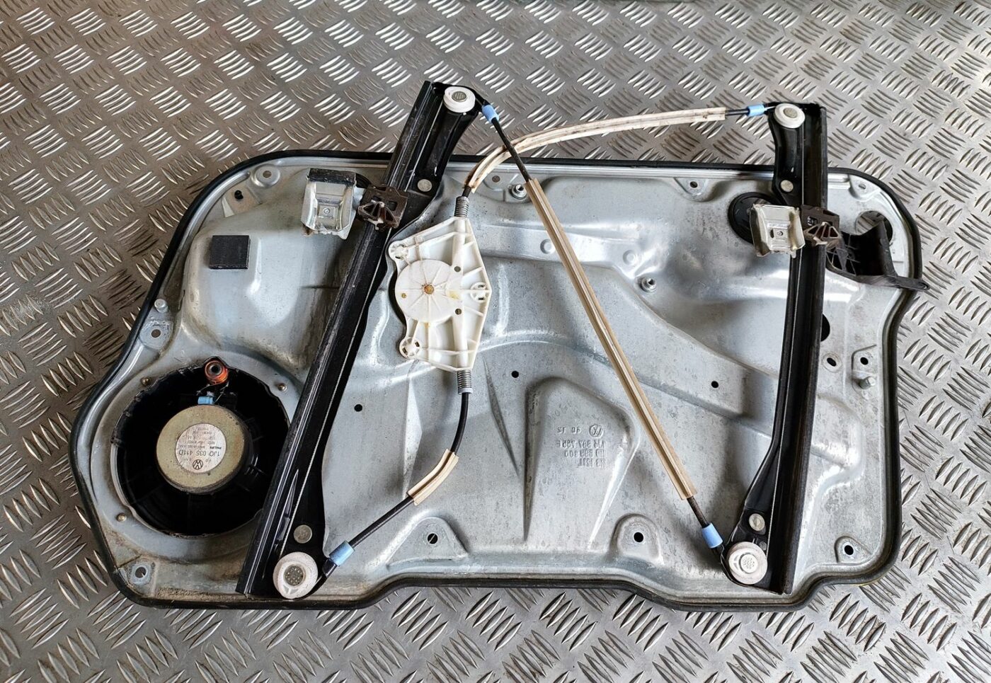 Stikla pacelšanas mehānisma panele priekš VW GOLF IV 1999 4 Stikla pacelšanas mehānisma panele priekš VW GOLF IV 1999