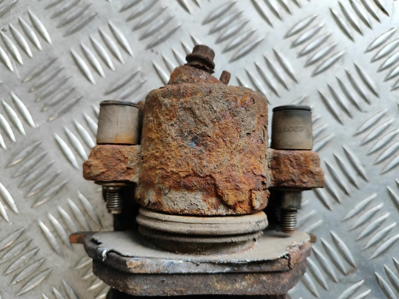 Priekšējais kreisais suports priekš VW GOLF IV 1999 3 Priekšējais kreisais suports priekš VW GOLF IV 1999