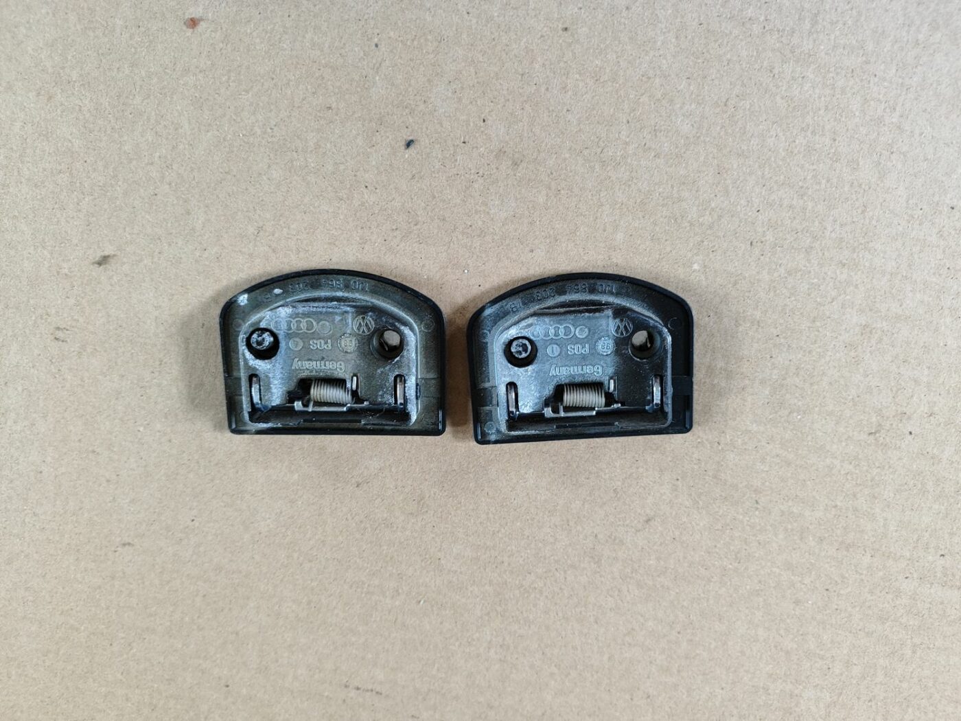 Kravas stiprināšanas eņģe bagāžniekā priekš VW GOLF IV 1999 2 Kravas stiprināšanas eņģe bagāžniekā priekš VW GOLF IV 1999