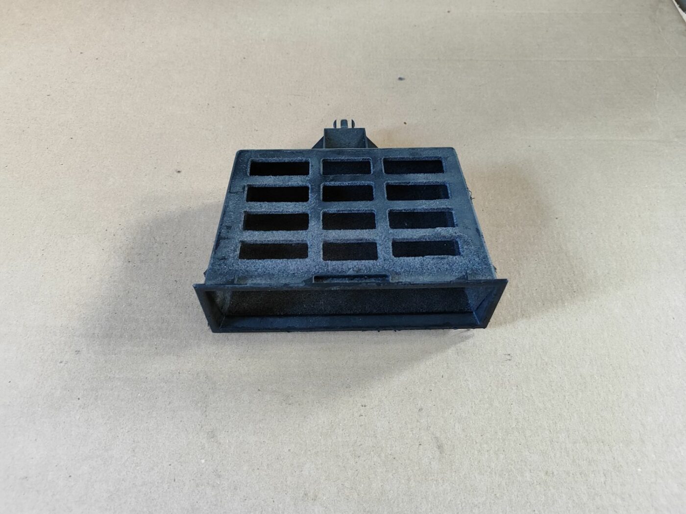 Mantu glabāšanas nodalījums centrā priekš VW GOLF IV 1999 1 Mantu glabāšanas nodalījums centrā priekš VW GOLF IV 1999