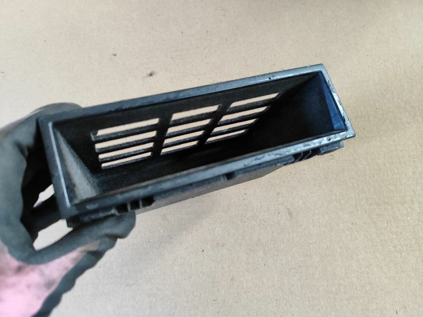 Mantu glabāšanas nodalījums centrā priekš VW GOLF IV 1999 4 Mantu glabāšanas nodalījums centrā priekš VW GOLF IV 1999