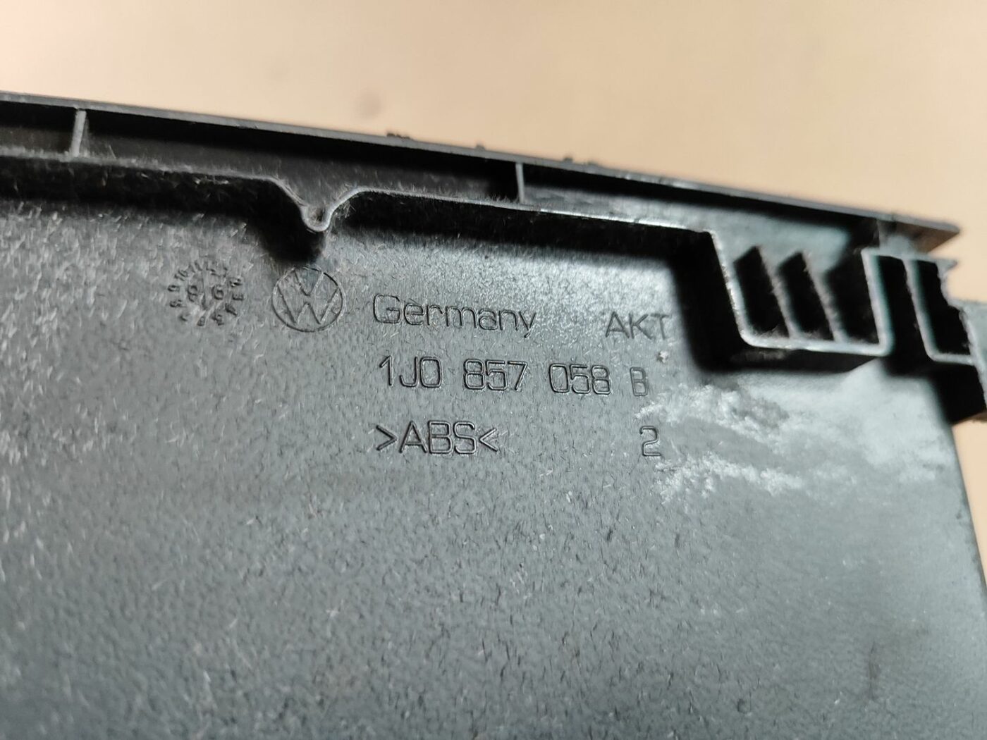 Mantu glabāšanas nodalījums centrā priekš VW GOLF IV 1999 3 Mantu glabāšanas nodalījums centrā priekš VW GOLF IV 1999