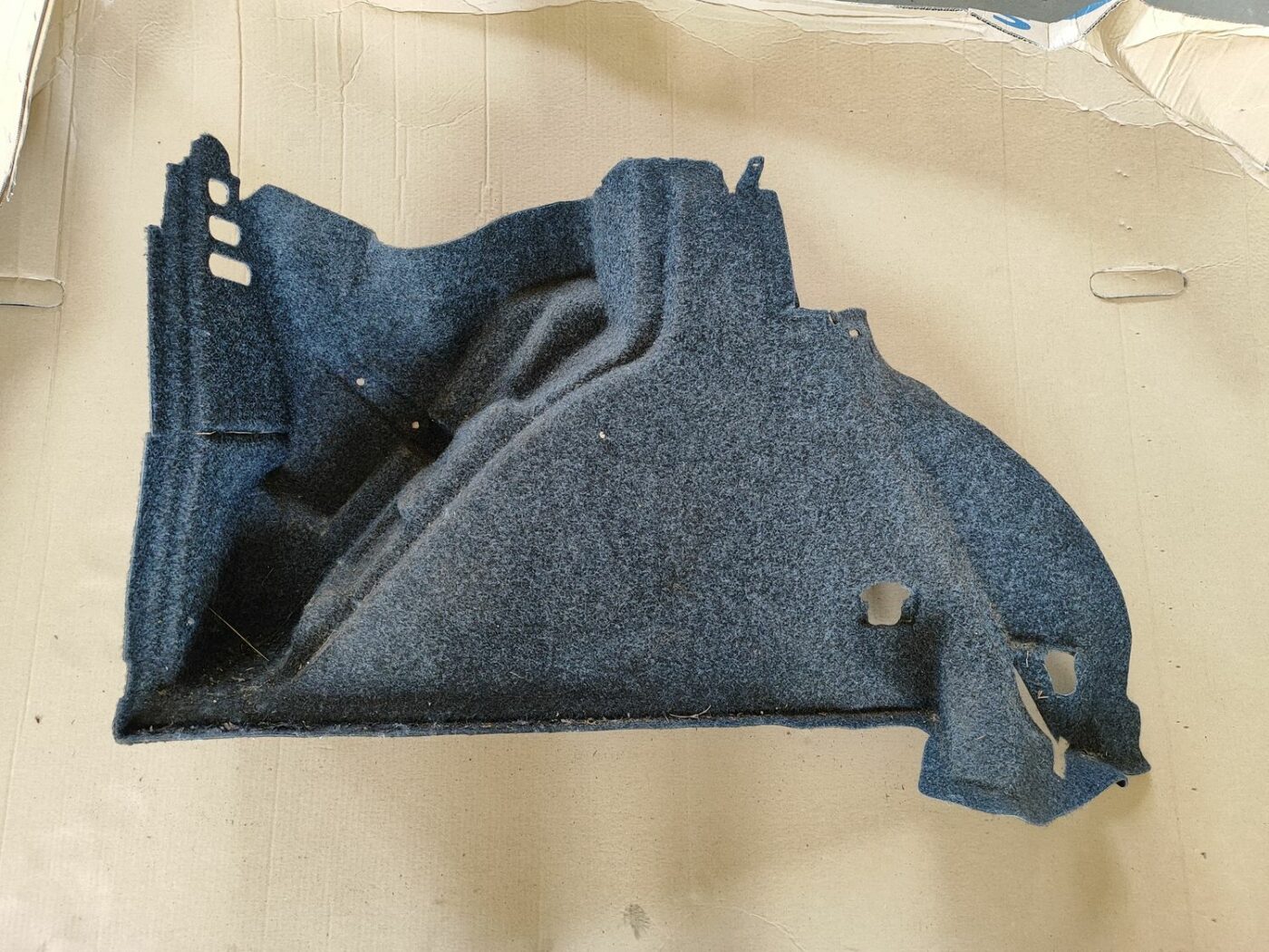 Bagāžnieka nodalījuma sānu apdare priekš VW GOLF IV 1999 1 Bagāžnieka nodalījuma sānu apdare priekš VW GOLF IV 1999