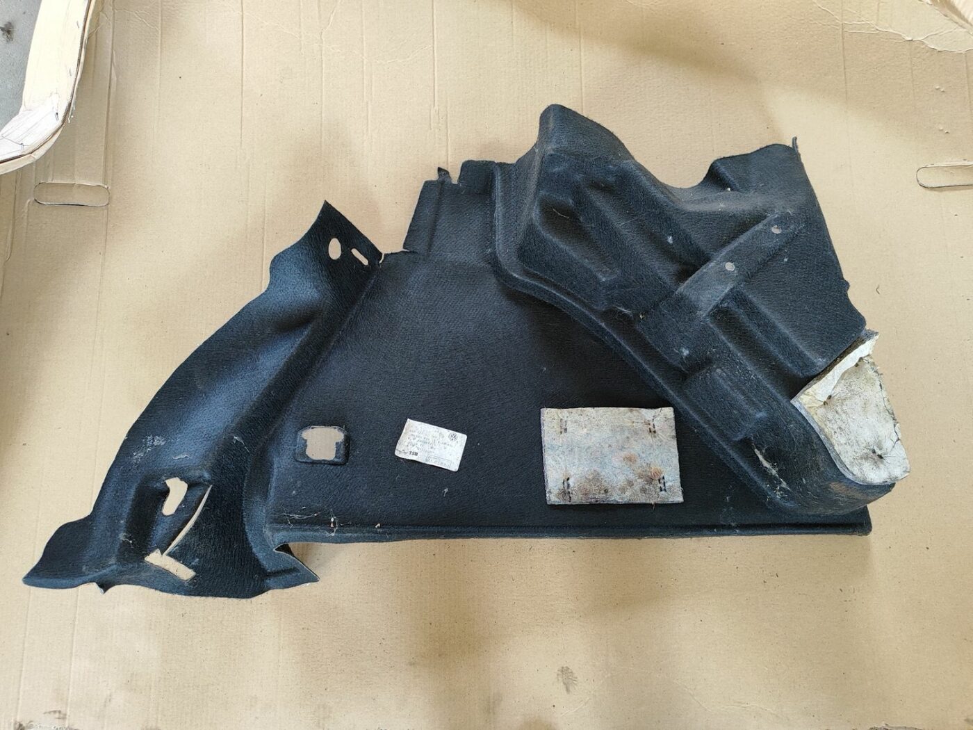 Bagāžnieka nodalījuma sānu apdare priekš VW GOLF IV 1999 2 Bagāžnieka nodalījuma sānu apdare priekš VW GOLF IV 1999