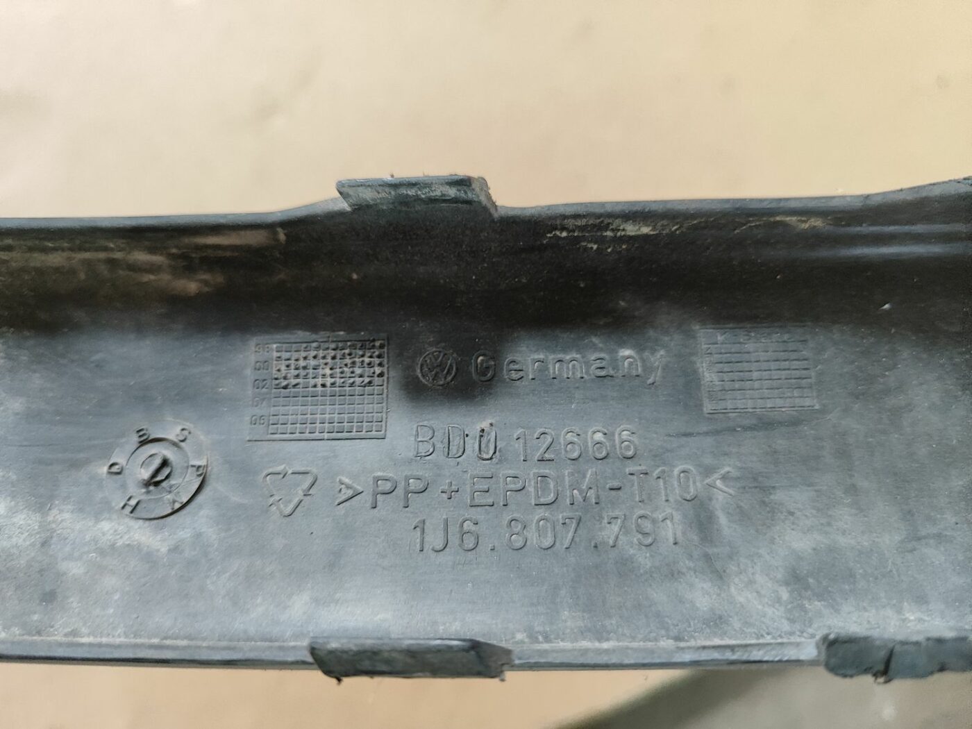 Aizmugurēja bufera uzlika priekš VW GOLF IV 1999 3 Aizmugurēja bufera uzlika priekš VW GOLF IV 1999