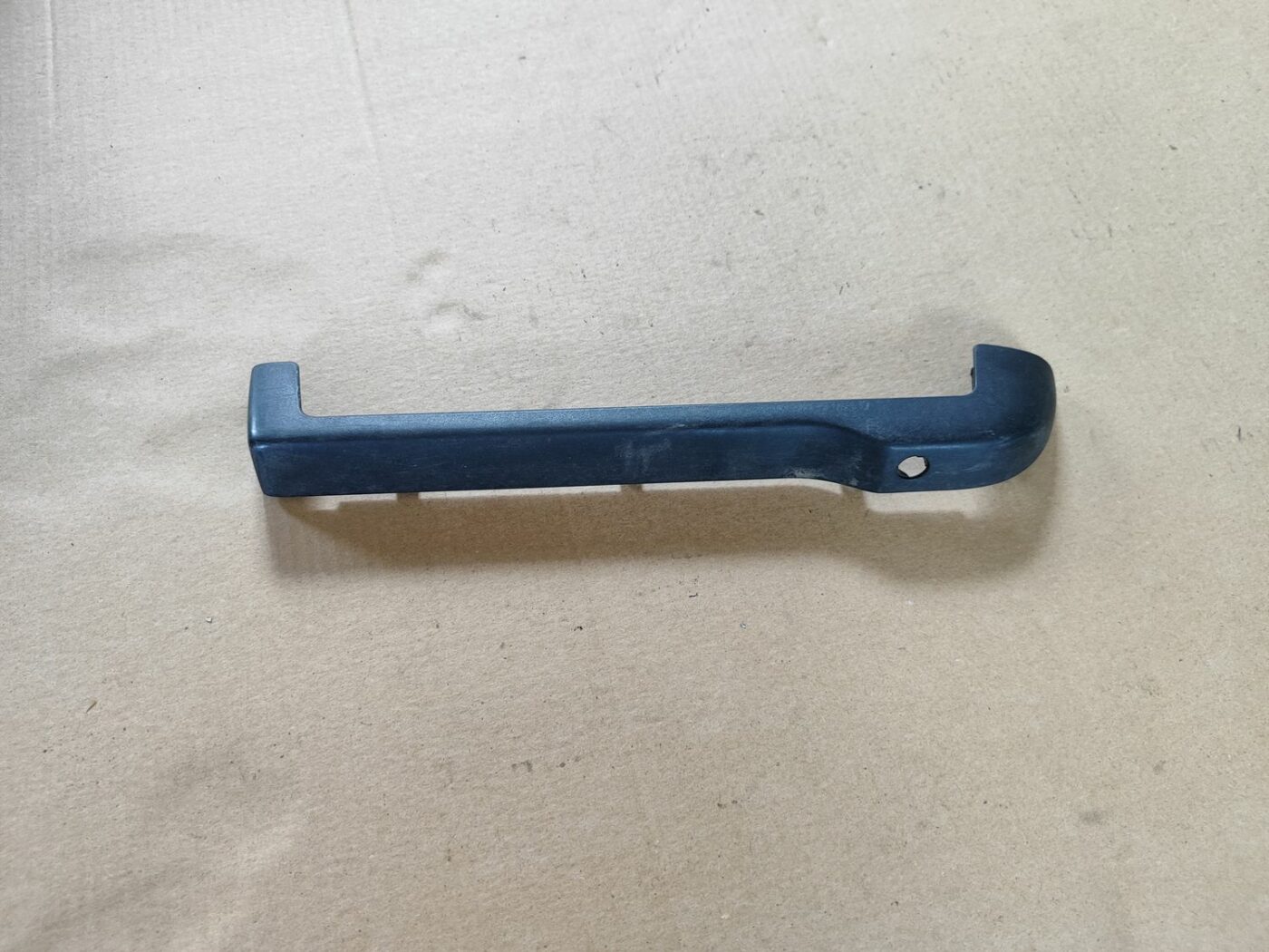 Priekšējā labā sēdekļa sliežu apdare priekš VW GOLF IV 1999 1 Priekšējā labā sēdekļa sliežu apdare priekš VW GOLF IV 1999