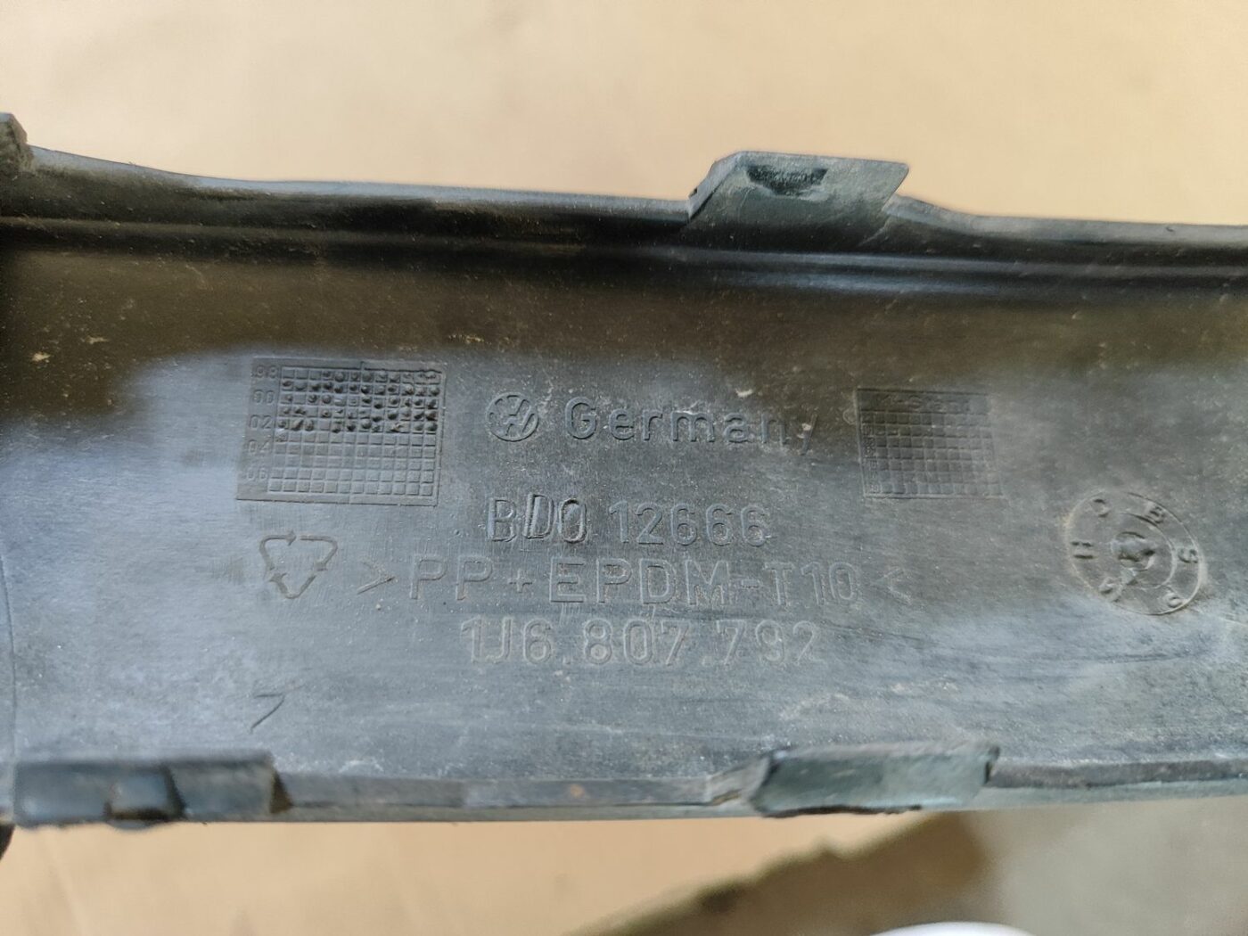 Aizmugurēja bufera uzlika priekš VW GOLF IV 1999 3 Aizmugurēja bufera uzlika priekš VW GOLF IV 1999