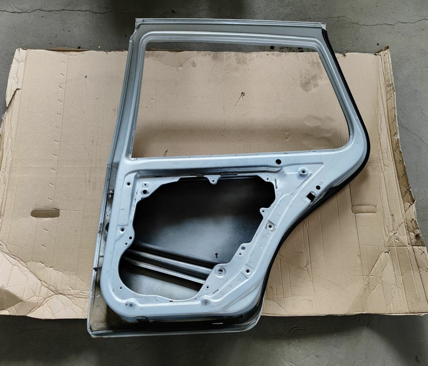 Aizmugurējās labās durvis priekš VW GOLF IV 1999 6 Aizmugurējās labās durvis priekš VW GOLF IV 1999