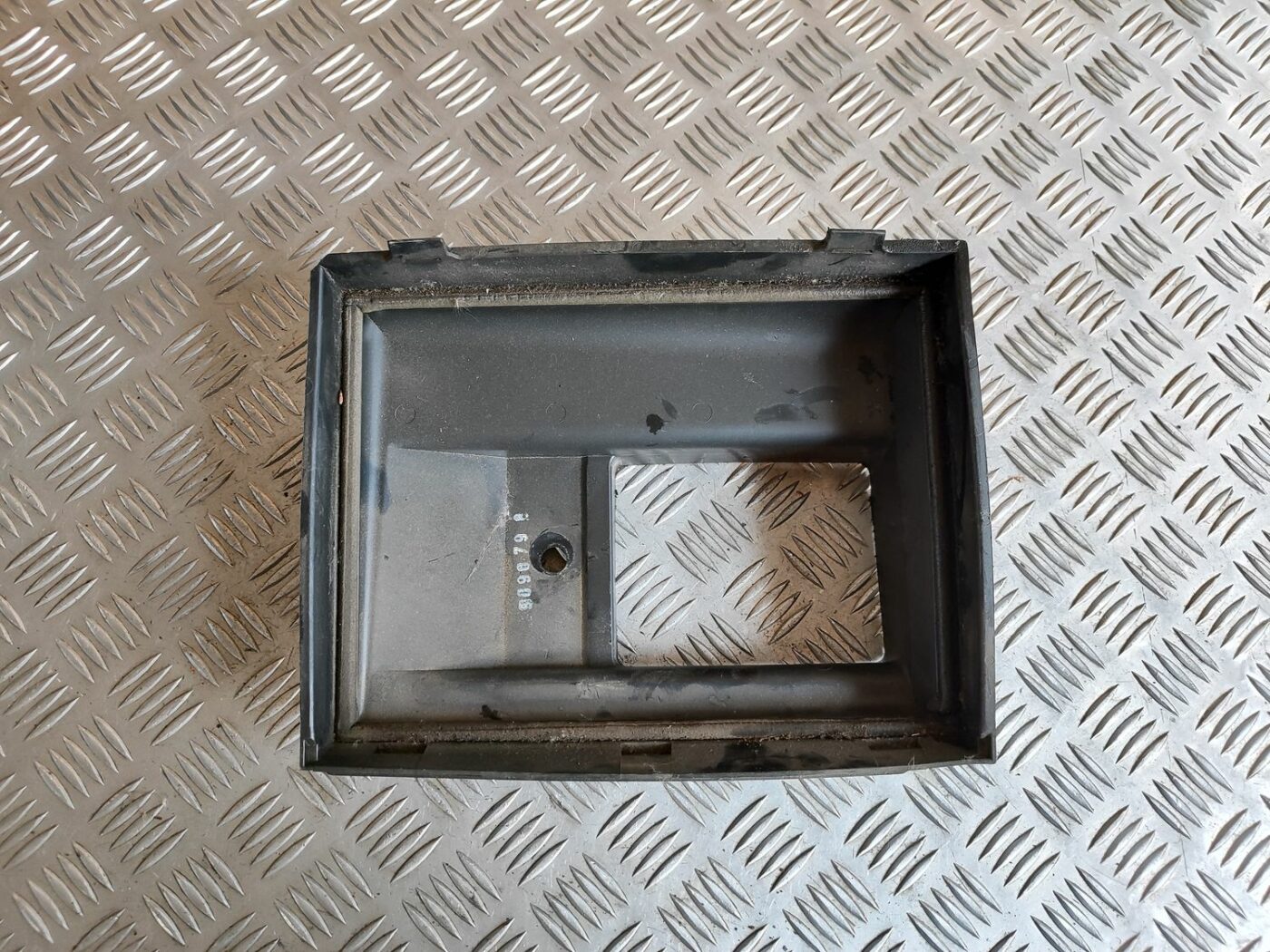 Gaisa filtra korpuss priekš VW GOLF IV 1999 2 Gaisa filtra korpuss priekš VW GOLF IV 1999