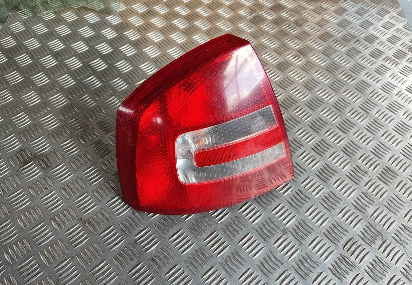 Aizmugurējais kreisais lukturis priekš SKODA OCTAVIA 2008 1 Aizmugurējais kreisais lukturis priekš SKODA OCTAVIA 2008