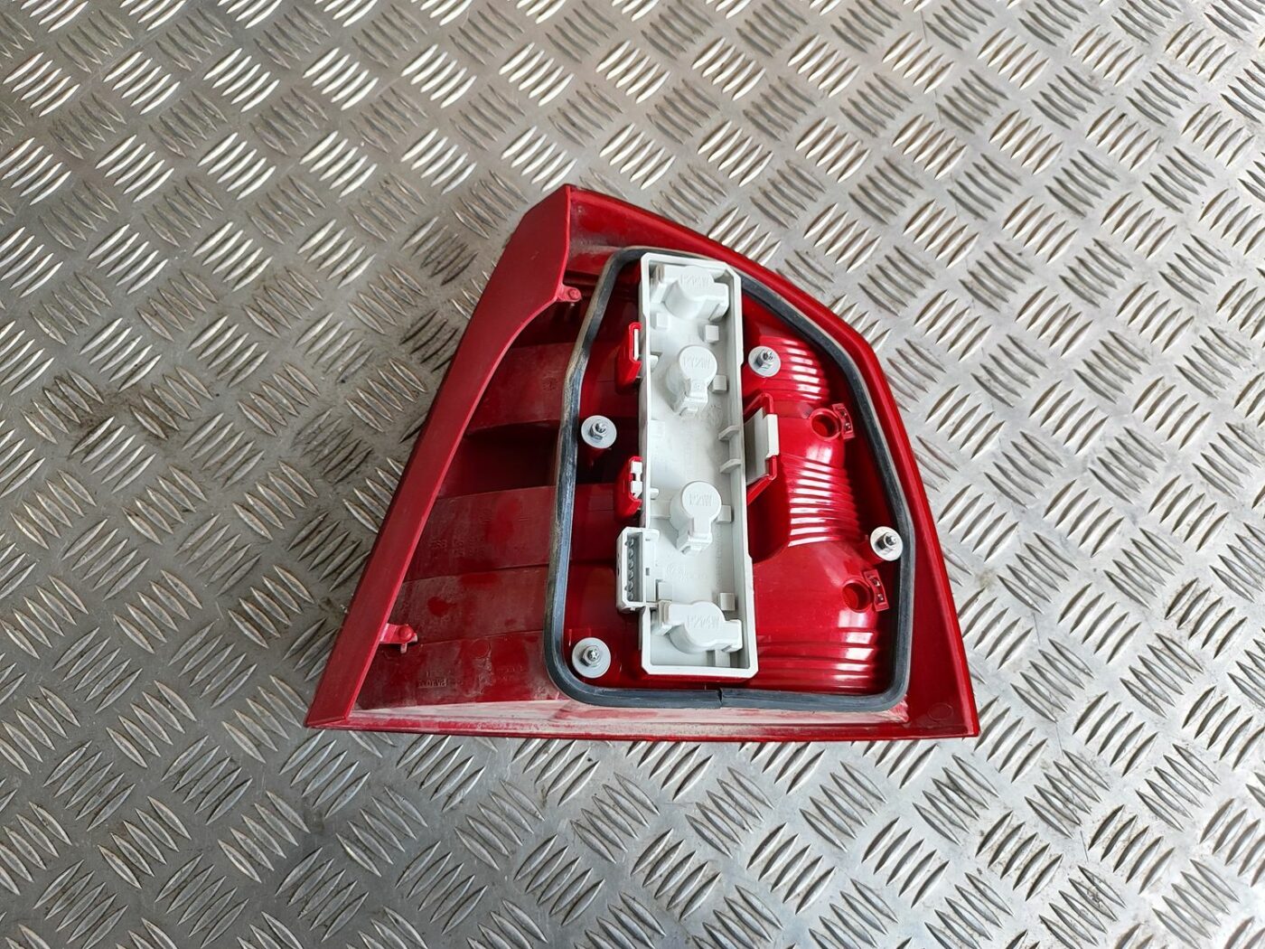 Aizmugurējais kreisais lukturis priekš SKODA OCTAVIA 2008 2 Aizmugurējais kreisais lukturis priekš SKODA OCTAVIA 2008