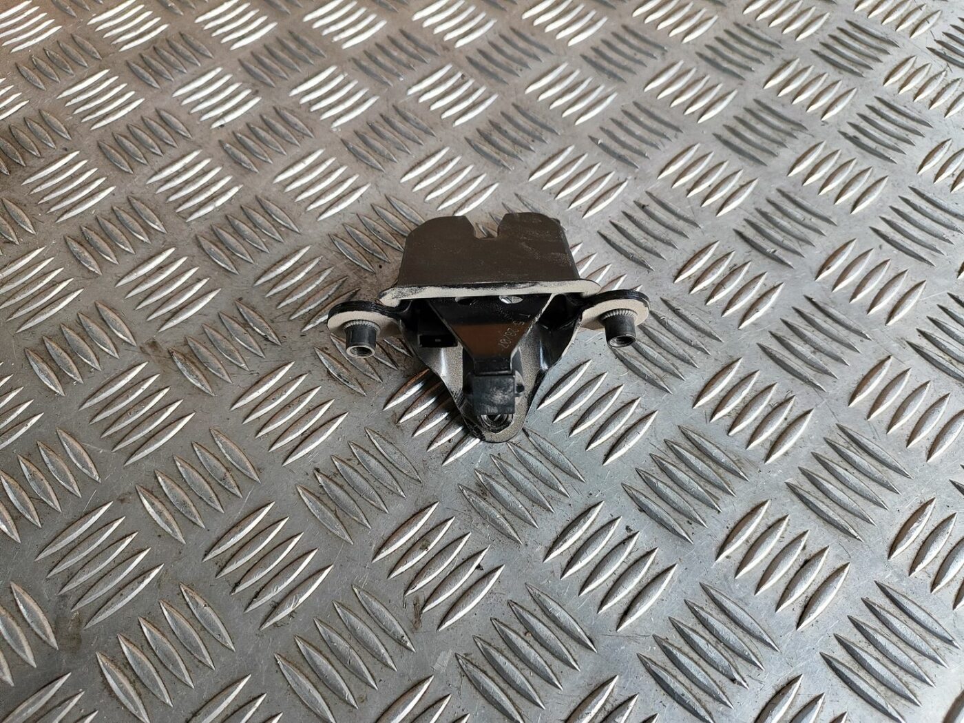 Bagāžnieka vāka slēdzene priekš SKODA OCTAVIA 2008 2 Bagāžnieka vāka slēdzene priekš SKODA OCTAVIA 2008