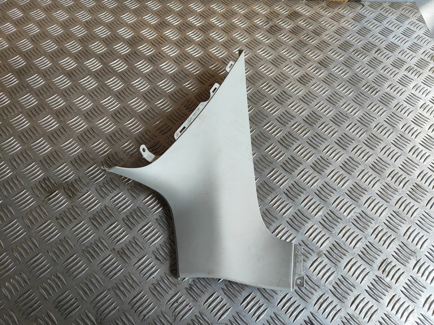 Bagažnieka nodalījuma statnes apdare priekš SKODA OCTAVIA 2008 1 Bagažnieka nodalījuma statnes apdare priekš SKODA OCTAVIA 2008