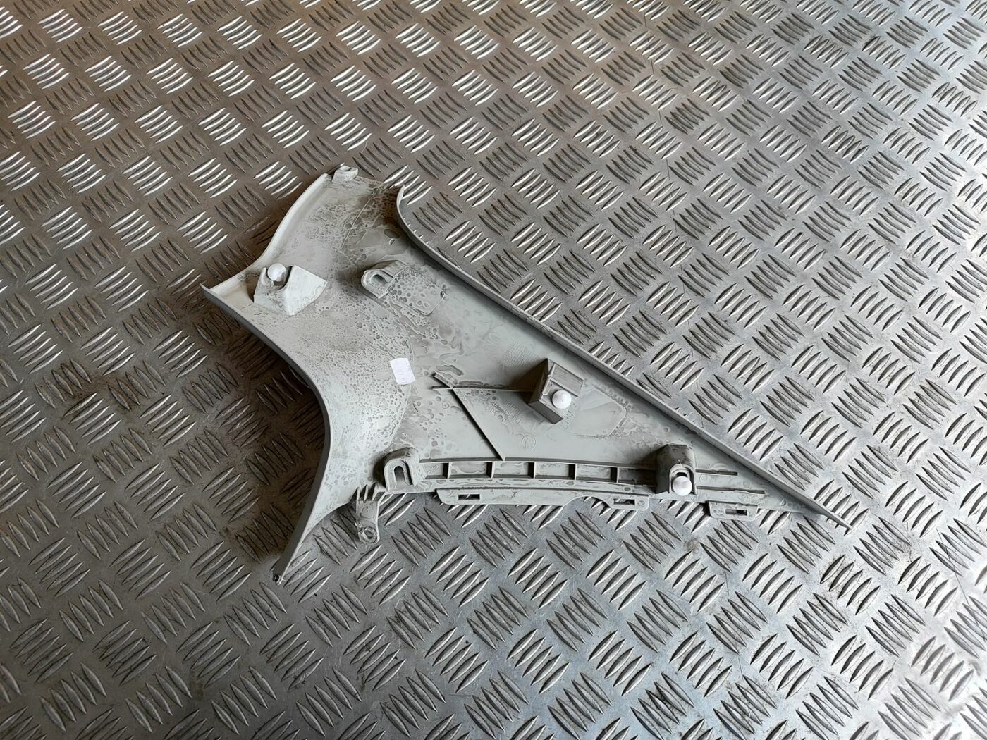 Bagažnieka nodalījuma statnes apdare priekš SKODA OCTAVIA 2008 2 Bagažnieka nodalījuma statnes apdare priekš SKODA OCTAVIA 2008