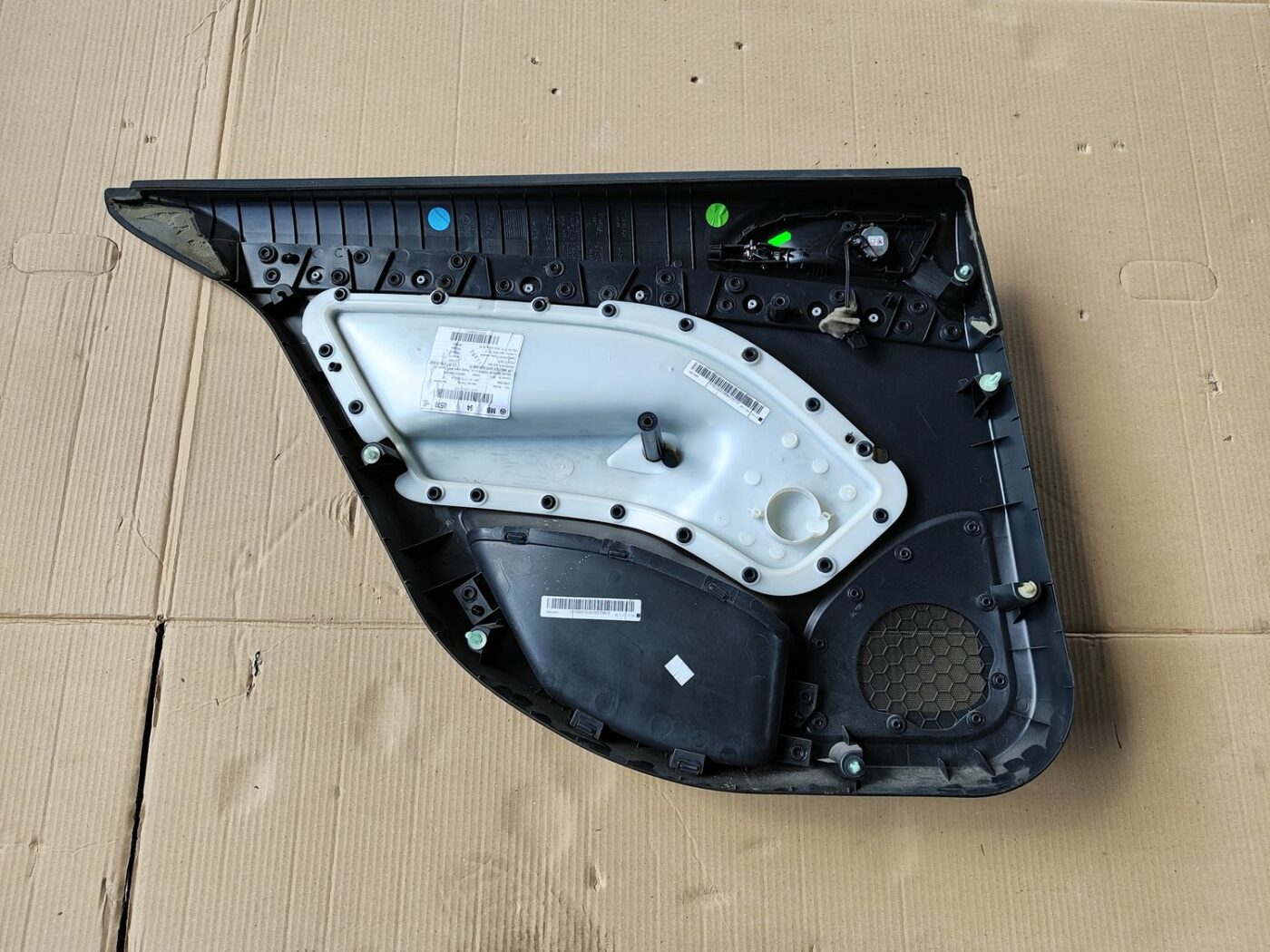 Aizmugurējo labo durvju apdare priekš SKODA OCTAVIA 2008 2 Aizmugurējo labo durvju apdare priekš SKODA OCTAVIA 2008