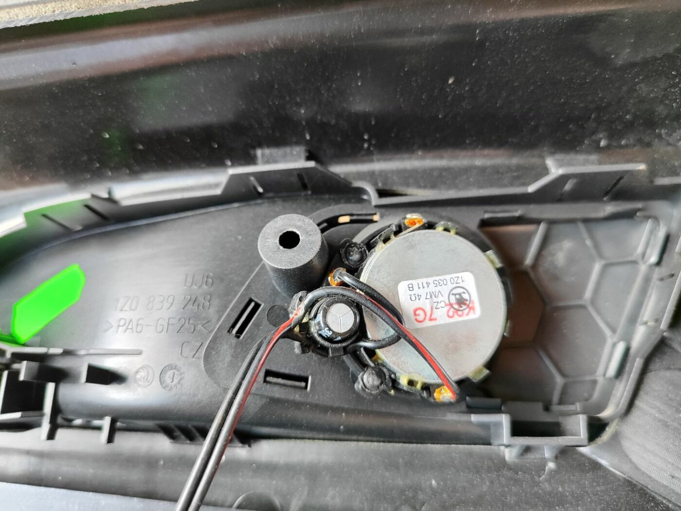 Aizmugurējo labo durvju apdare priekš SKODA OCTAVIA 2008 6 Aizmugurējo labo durvju apdare priekš SKODA OCTAVIA 2008