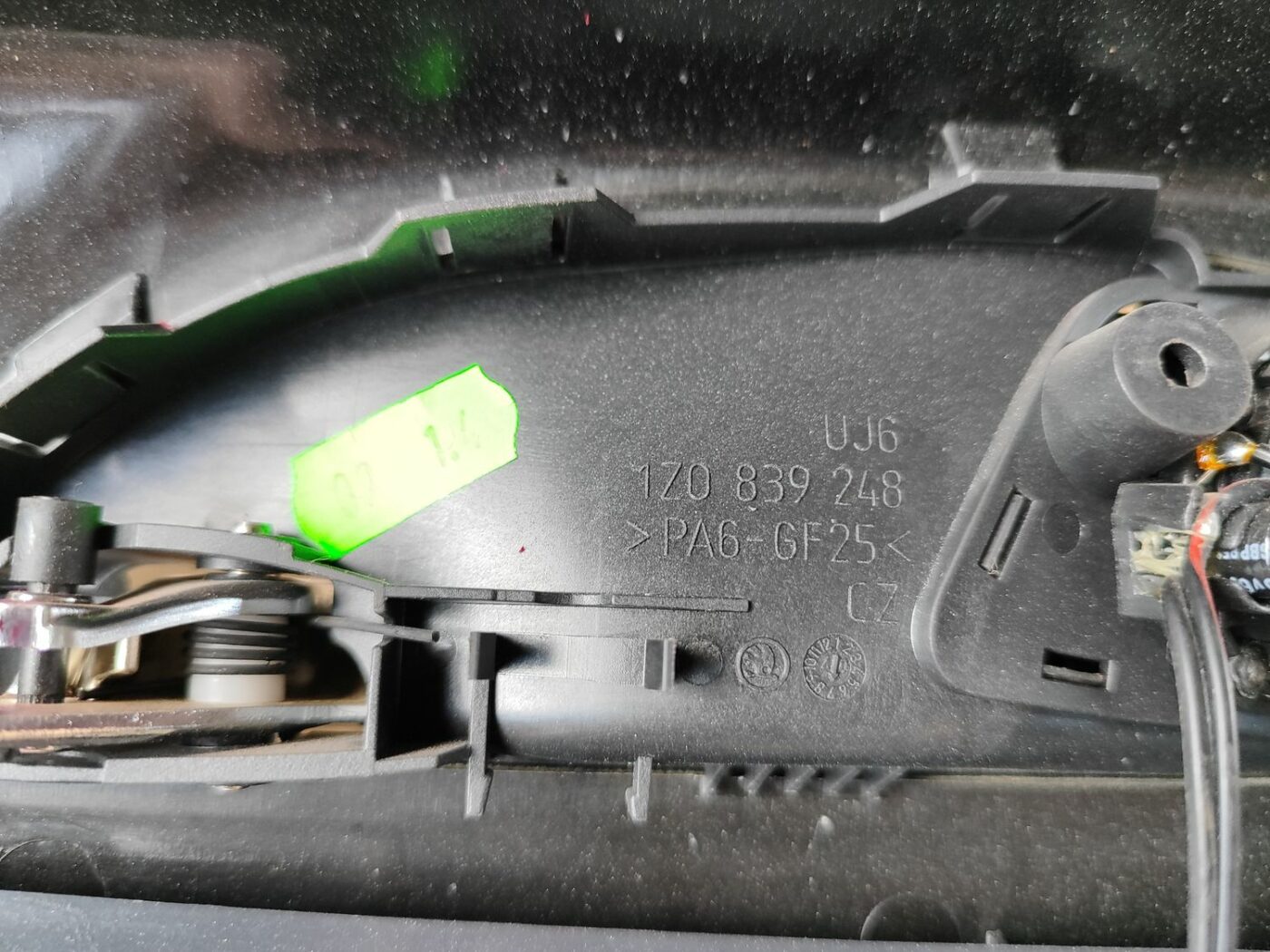 Aizmugurējo labo durvju apdare priekš SKODA OCTAVIA 2008 5 Aizmugurējo labo durvju apdare priekš SKODA OCTAVIA 2008