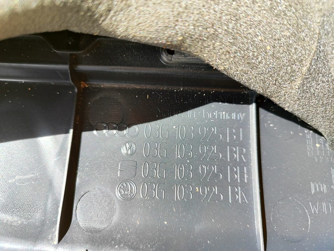 Dzinēja dekoratīvais vāks priekš SKODA OCTAVIA 2008 4 Dzinēja dekoratīvais vāks priekš SKODA OCTAVIA 2008