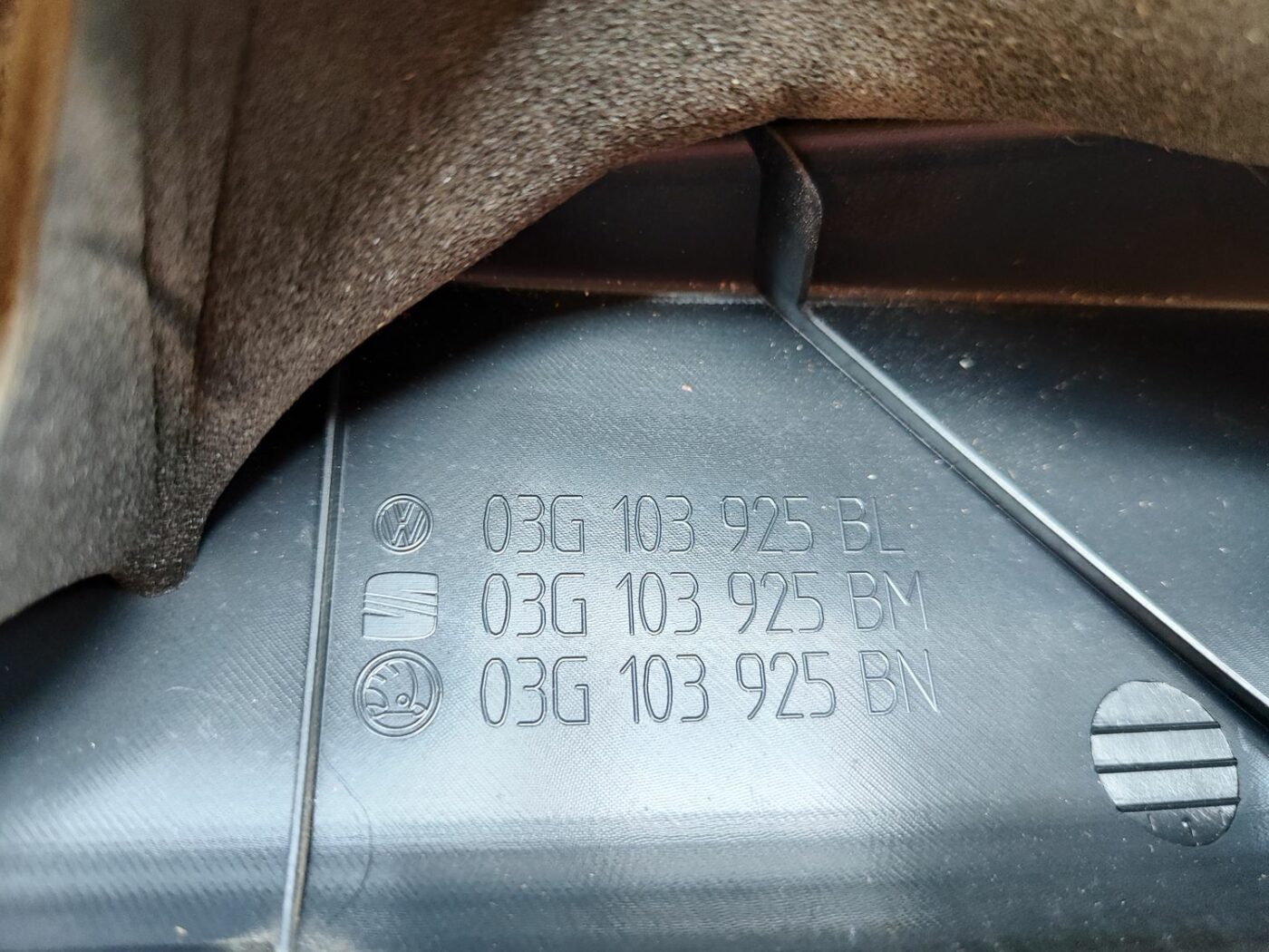 Dzinēja dekoratīvais vāks priekš SKODA OCTAVIA 2008 3 Dzinēja dekoratīvais vāks priekš SKODA OCTAVIA 2008