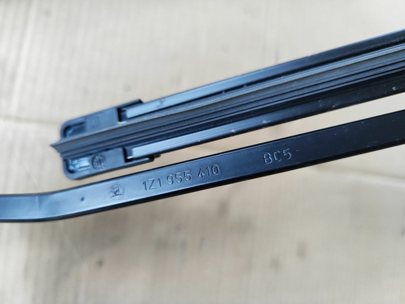 Vējstikla slotu turētāju komplekts priekš SKODA OCTAVIA 2008 2 Vējstikla slotu turētāju komplekts priekš SKODA OCTAVIA 2008