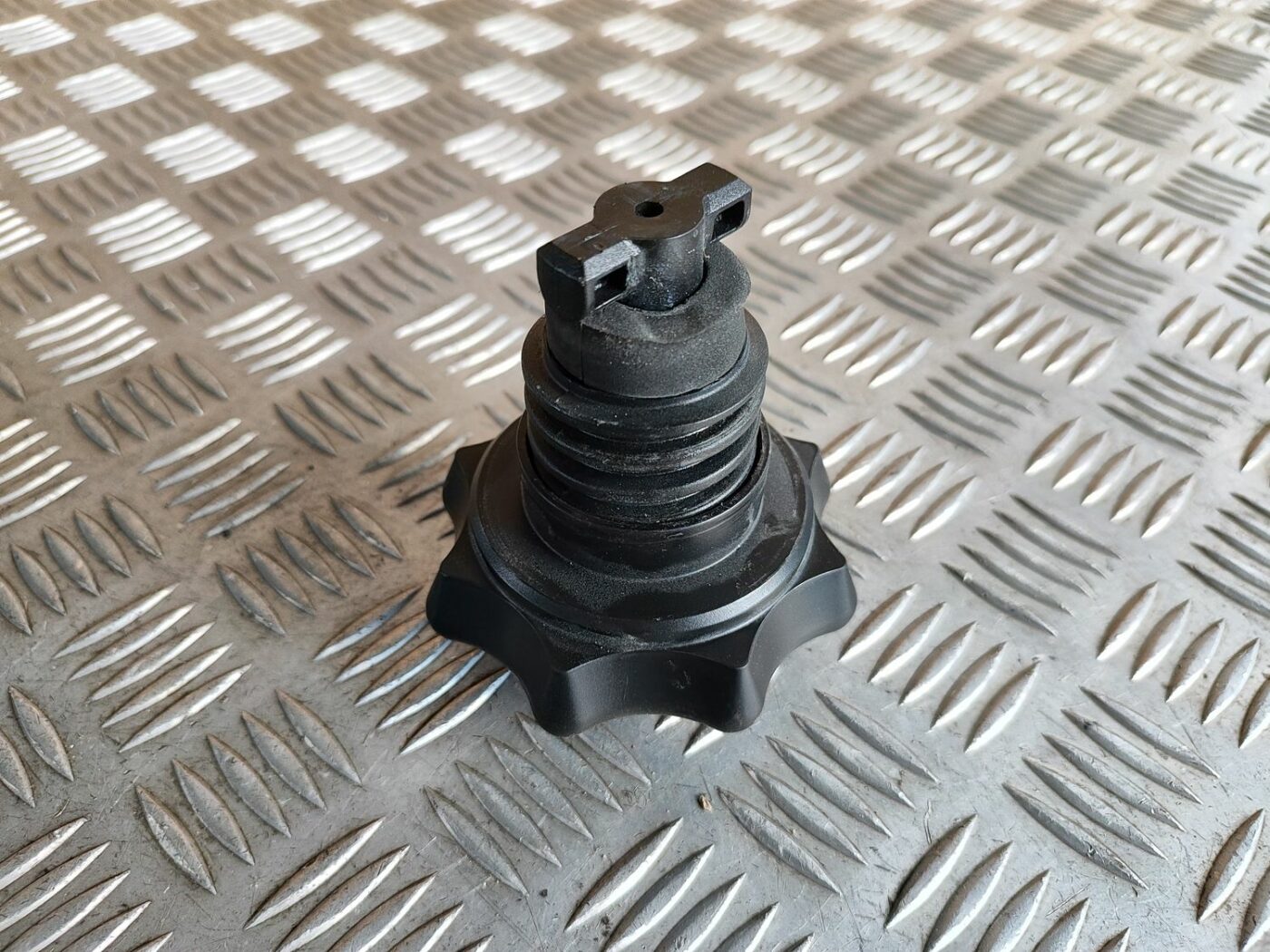 Rezerves riteņa stiprinājums priekš SKODA OCTAVIA 2008 2 Rezerves riteņa stiprinājums priekš SKODA OCTAVIA 2008