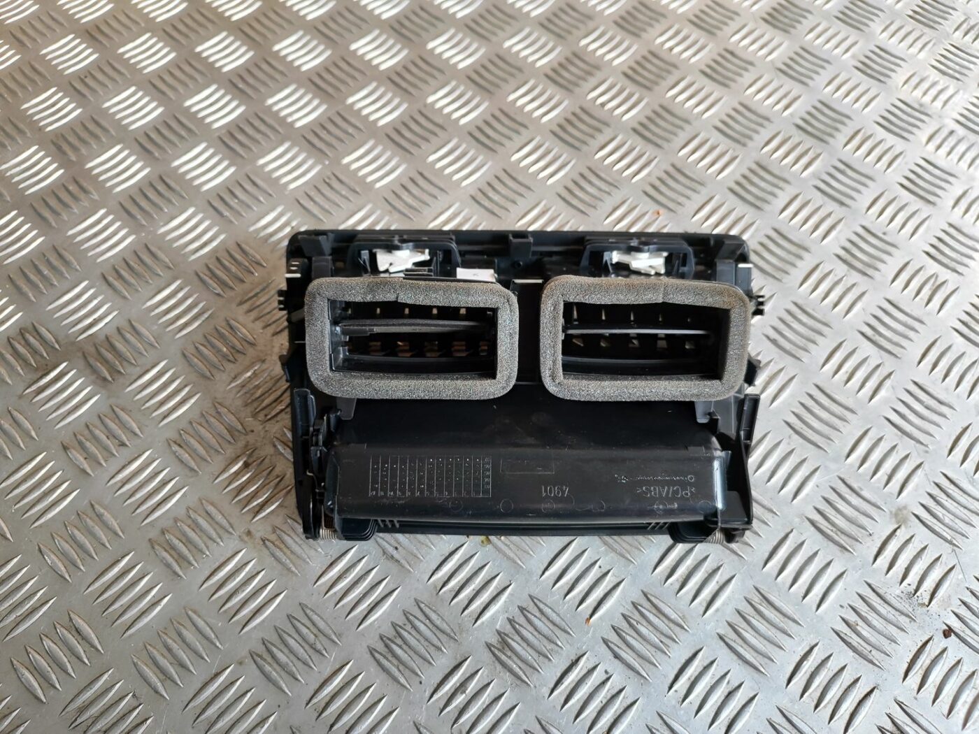 Mērinstrumentu paneļa gaisa vads, centrā priekš SKODA OCTAVIA 2008 7 Mērinstrumentu paneļa gaisa vads, centrā priekš SKODA OCTAVIA 2008