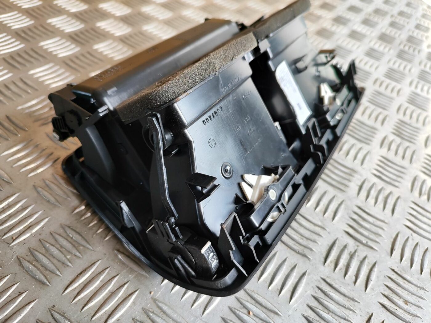 Mērinstrumentu paneļa gaisa vads, centrā priekš SKODA OCTAVIA 2008 5 Mērinstrumentu paneļa gaisa vads, centrā priekš SKODA OCTAVIA 2008