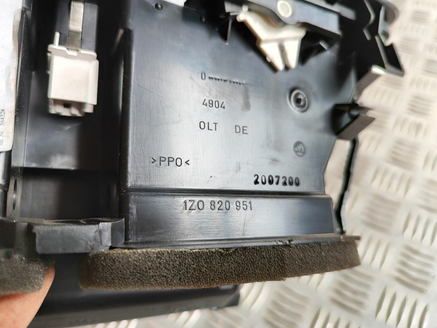 Mērinstrumentu paneļa gaisa vads, centrā priekš SKODA OCTAVIA 2008 4 Mērinstrumentu paneļa gaisa vads, centrā priekš SKODA OCTAVIA 2008