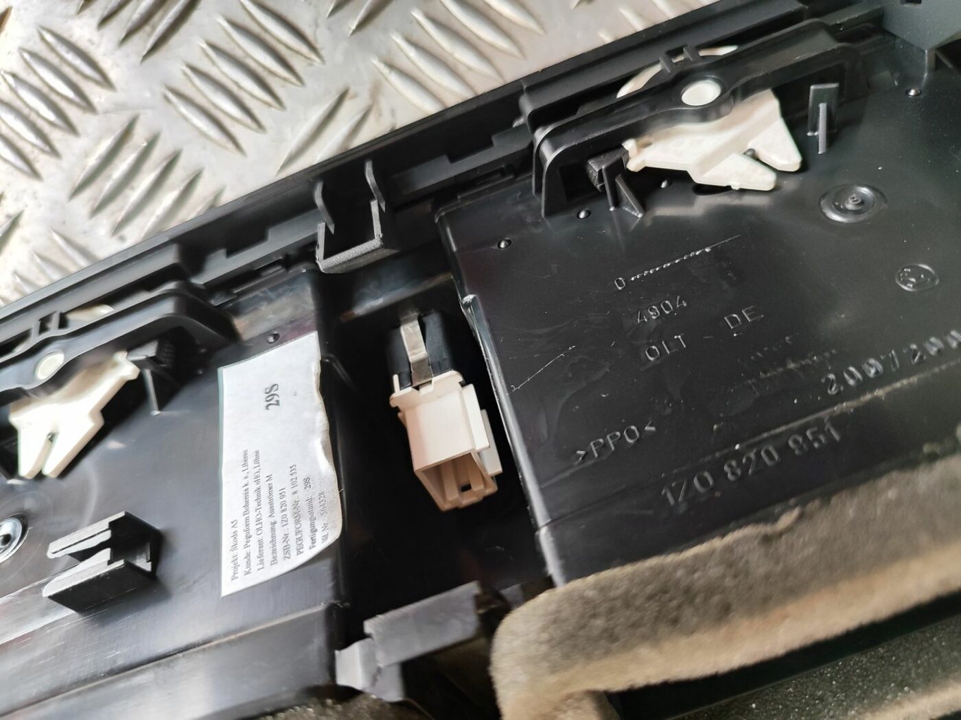 Mērinstrumentu paneļa gaisa vads, centrā priekš SKODA OCTAVIA 2008 3 Mērinstrumentu paneļa gaisa vads, centrā priekš SKODA OCTAVIA 2008