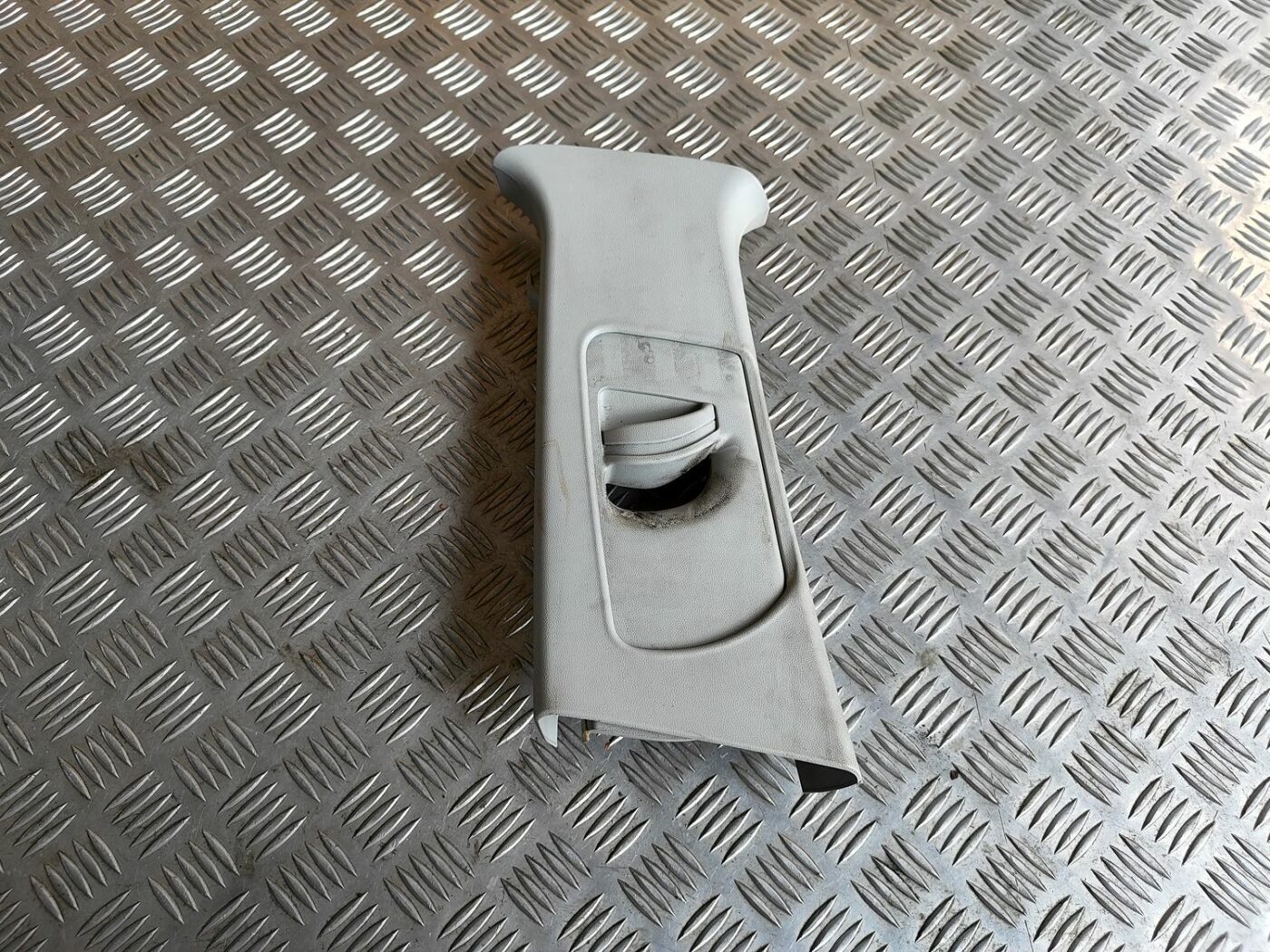 Vidējas salona statnes apdare priekš SKODA OCTAVIA 2008 1 Vidējas salona statnes apdare priekš SKODA OCTAVIA 2008