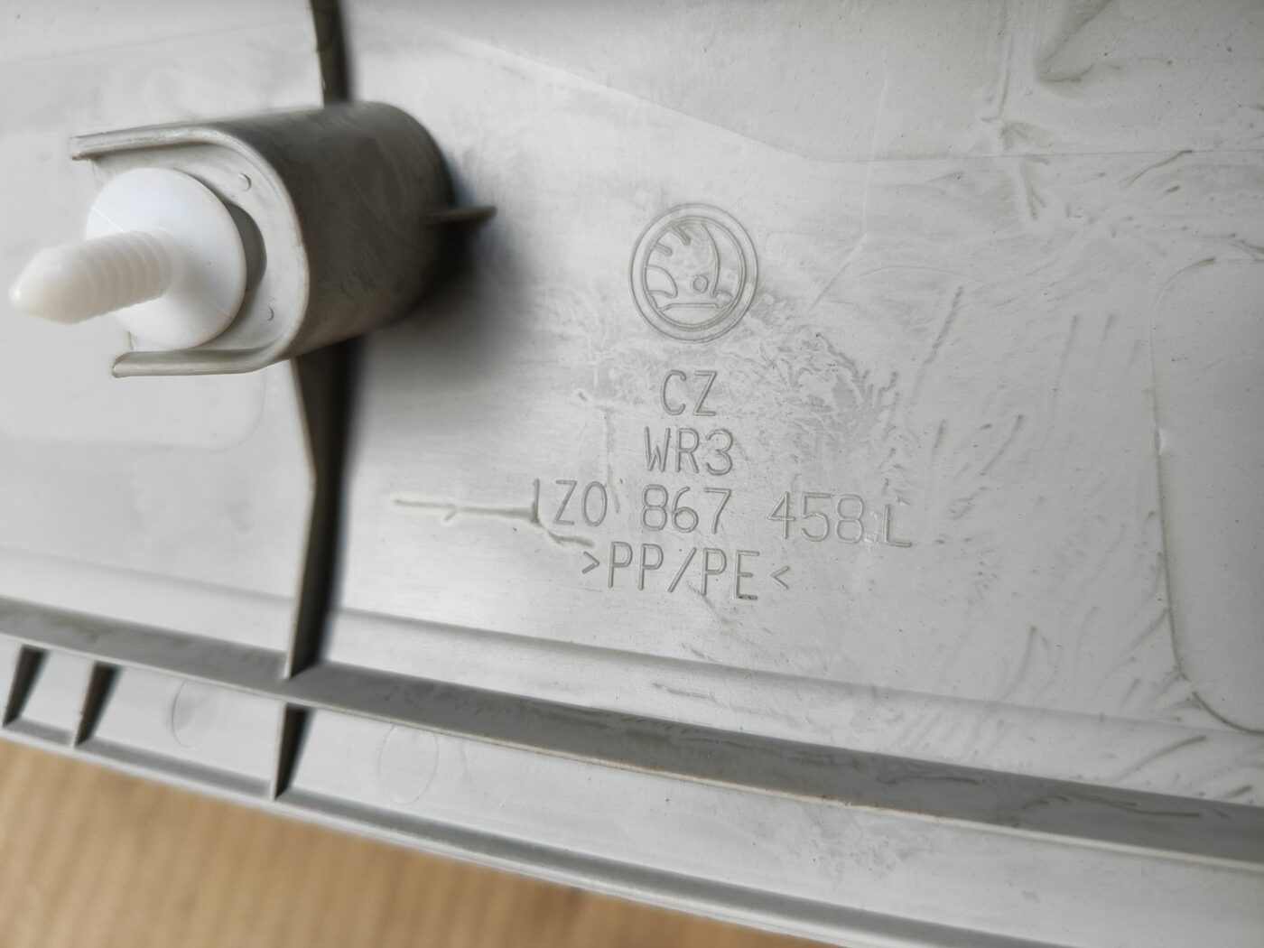 Priekšējas salona statnes apdare priekš SKODA OCTAVIA 2008 3 Priekšējas salona statnes apdare priekš SKODA OCTAVIA 2008