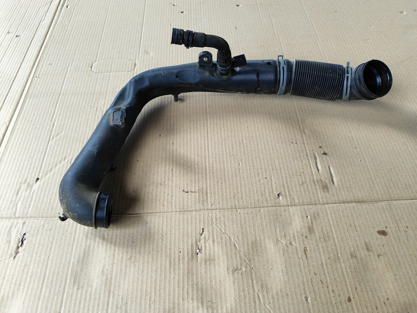 Interkulera caurule priekš SKODA OCTAVIA 2008 2 Interkulera caurule priekš SKODA OCTAVIA 2008