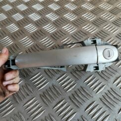 Priekšējāis kreisais durvju rokturis priekš SKODA OCTAVIA 2008