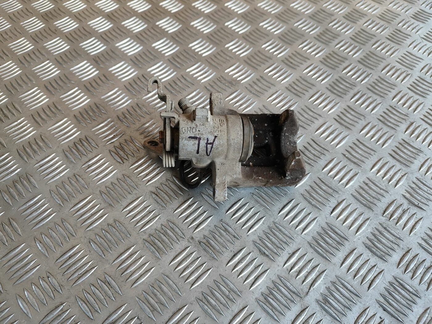 Aizmugurējais labais suports priekš SKODA OCTAVIA 2008 2 Aizmugurējais labais suports priekš SKODA OCTAVIA 2008