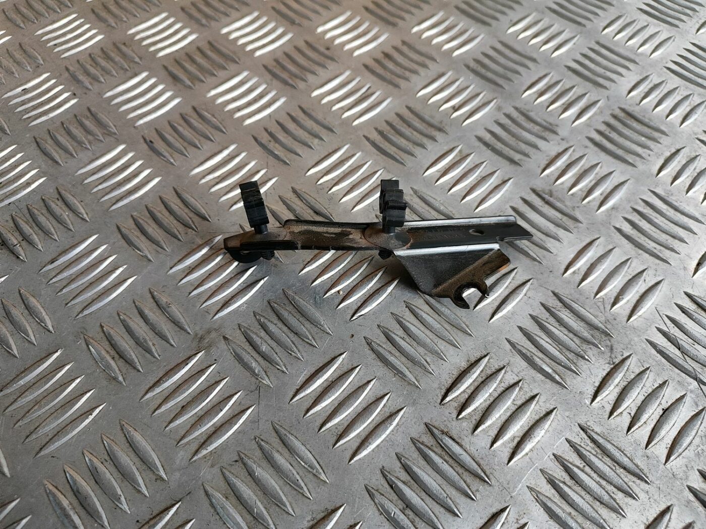 Degvielas caurules stiprinājums priekš SKODA OCTAVIA 2008 1 Degvielas caurules stiprinājums priekš SKODA OCTAVIA 2008