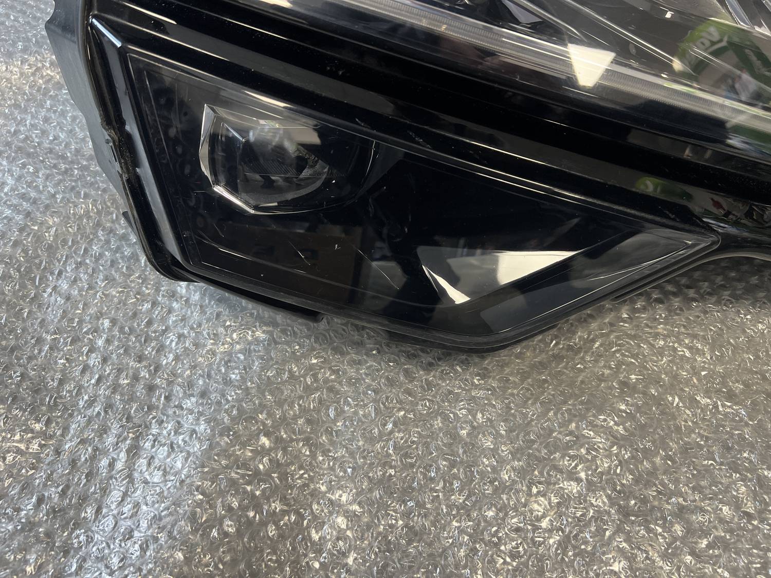 Priekšējais labais lukturis priekš Skoda Karoq 2017-2021 2 Priekšējais labais lukturis priekš Skoda Karoq 2017-2021