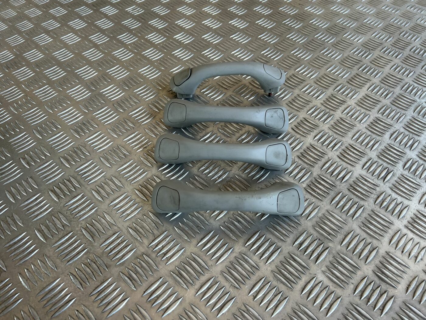 Salona rokturis griestos priekš VOLVO S60 2007 1 Salona rokturis griestos priekš VOLVO S60 2007