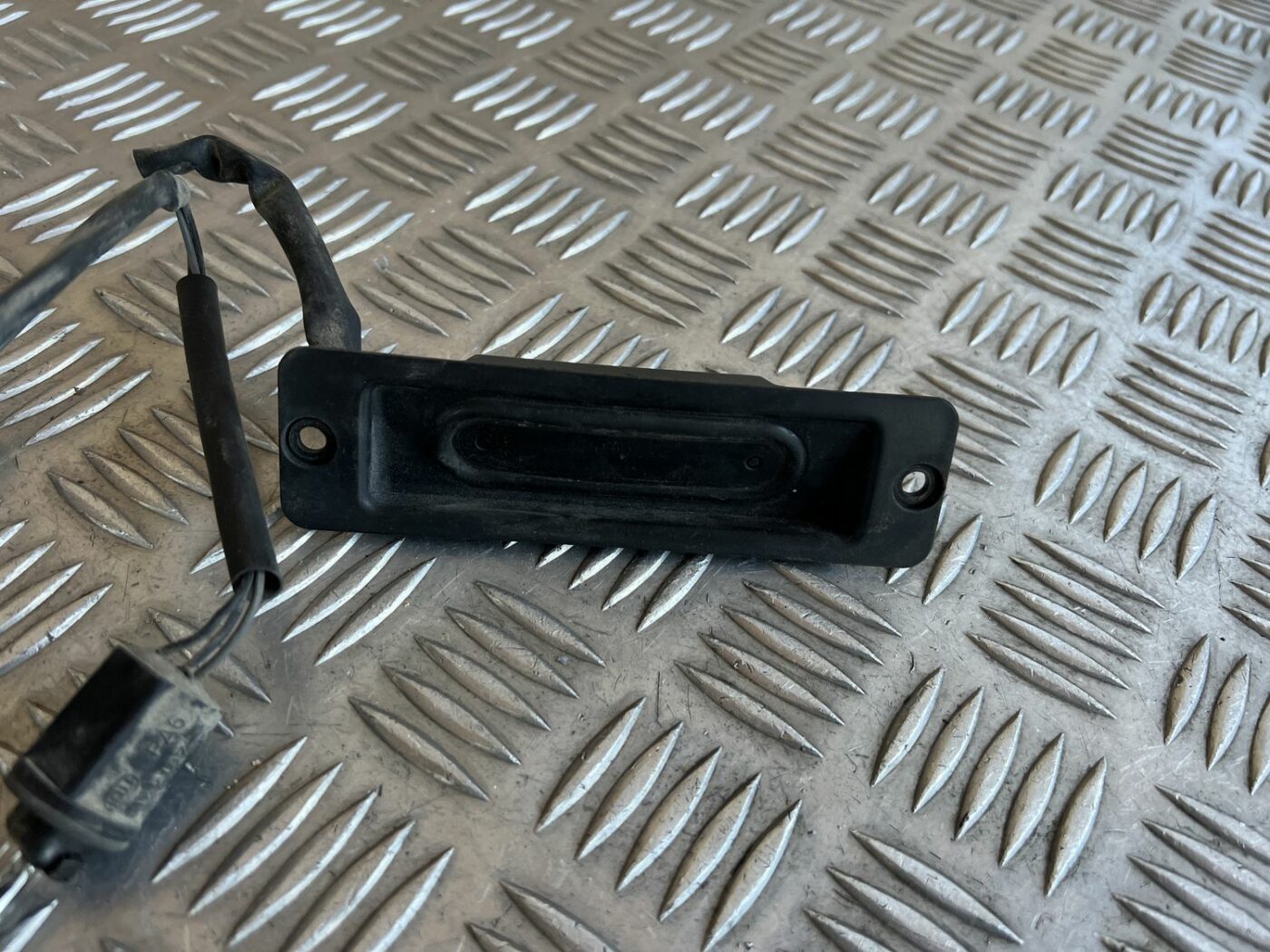 Bagažnieka vāka rokturis priekš VOLVO S60 2007 2 Bagažnieka vāka rokturis priekš VOLVO S60 2007