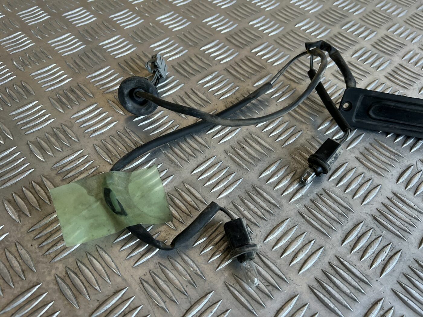 Bagažnieka vāka rokturis priekš VOLVO S60 2007 4 Bagažnieka vāka rokturis priekš VOLVO S60 2007