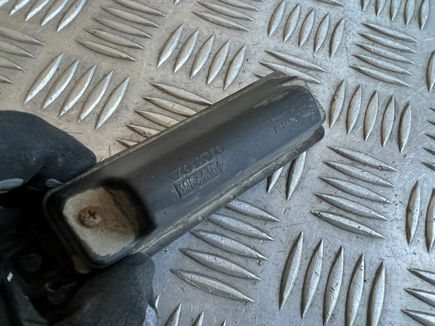 Bagažnieka vāka rokturis priekš VOLVO S60 2007 3 Bagažnieka vāka rokturis priekš VOLVO S60 2007