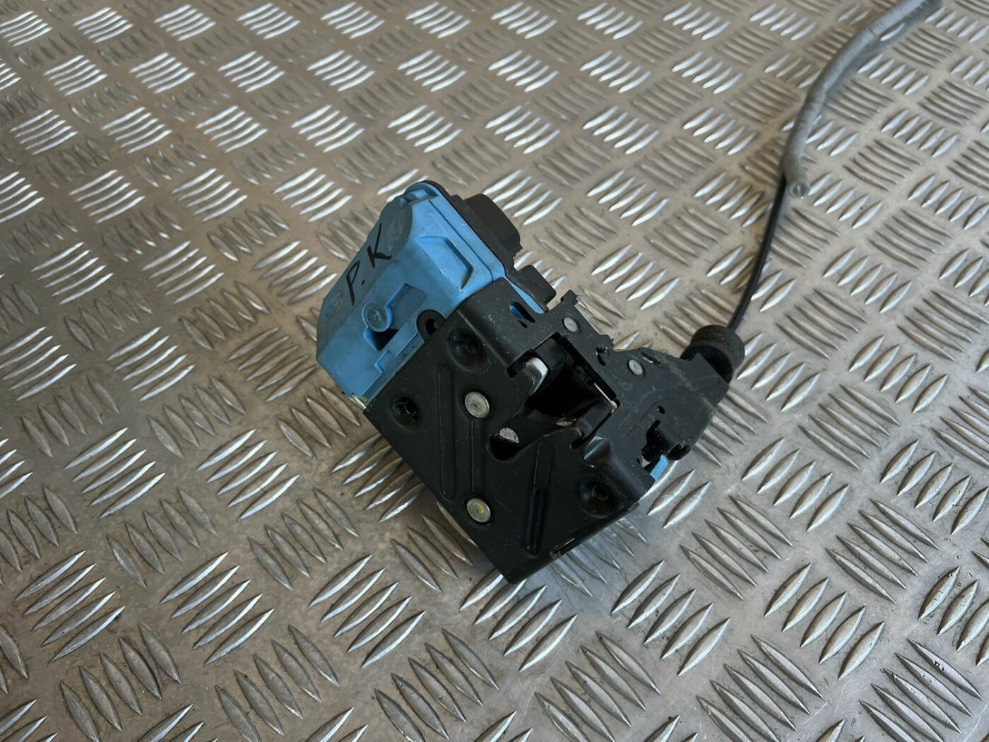 Priekšējo kreiso durvju slēdzene priekš VOLVO S60 2007 4 Priekšējo kreiso durvju slēdzene priekš VOLVO S60 2007